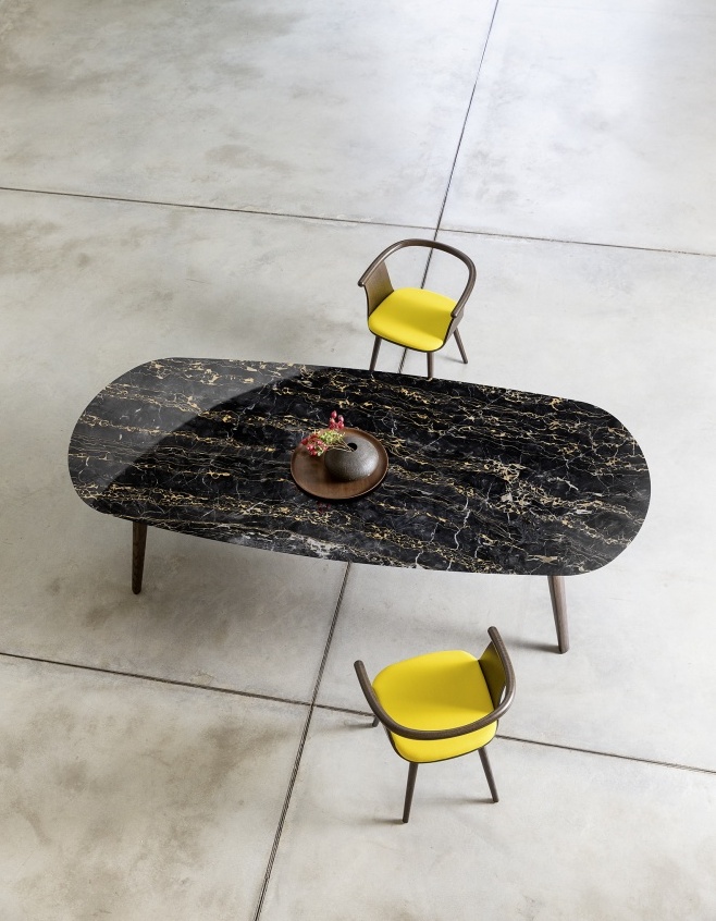 Stół Ademar marki Bross z eliptycznym ceramicznym blatem