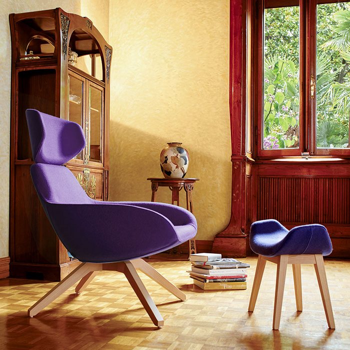 Kolorowe siedziska - fotel z podnóżkiem Alma Design