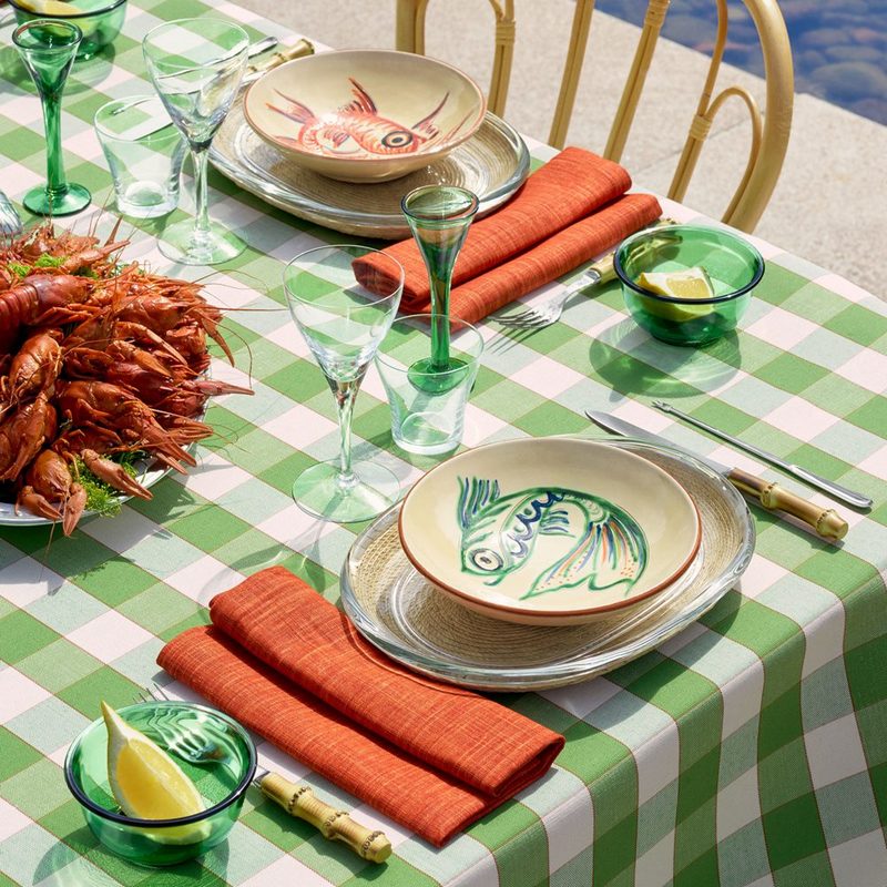 Kolorowy stół z rybimi talerzami Svenskt Tenn