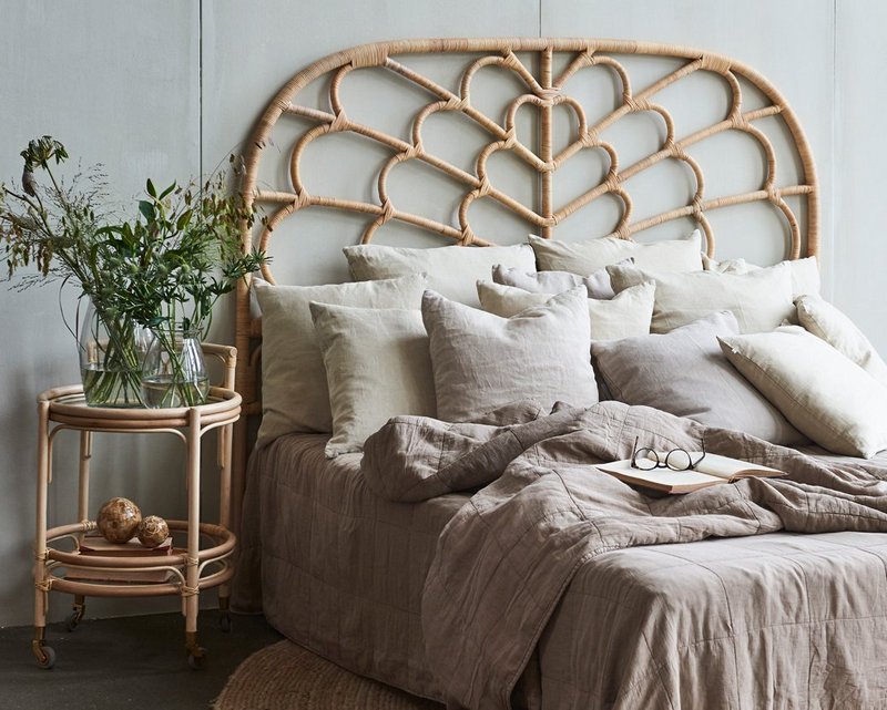 Łóżko z rattanowym wezgłowiem Sika Design