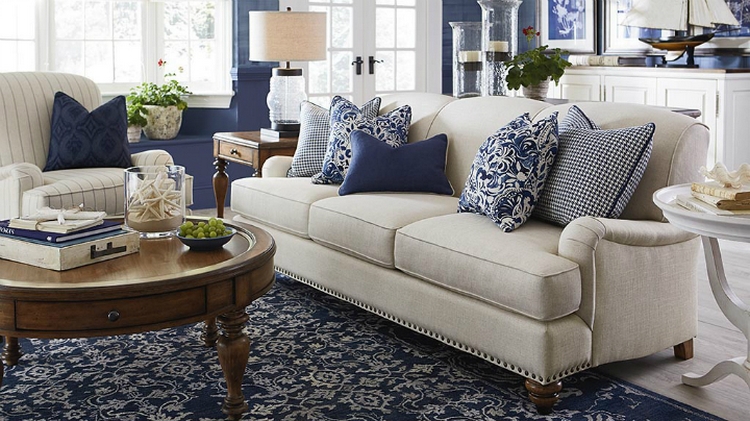 Niebieskie poduszki na sofę; https://decoholic.org/ 